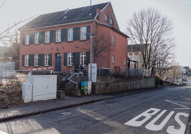 Die alte Schule wurde 1846 erbaut und ist eines der markantesten Häuser in Lohmar-Birk. Fotonachweis: REGIONALE 2025 Agentur/Julia Holland